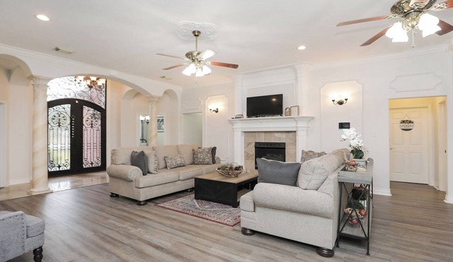 8BR Home Near IAH & Downtown Sleeps 17 Spacious & Private backyard for BBQ