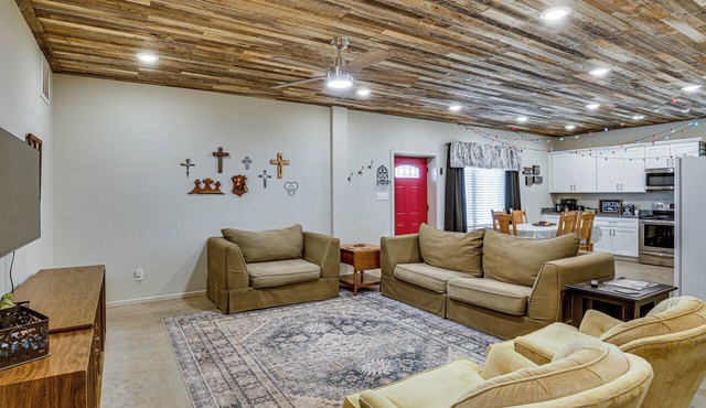 9 Mi to Dtwn: Barndominium in Lubbock