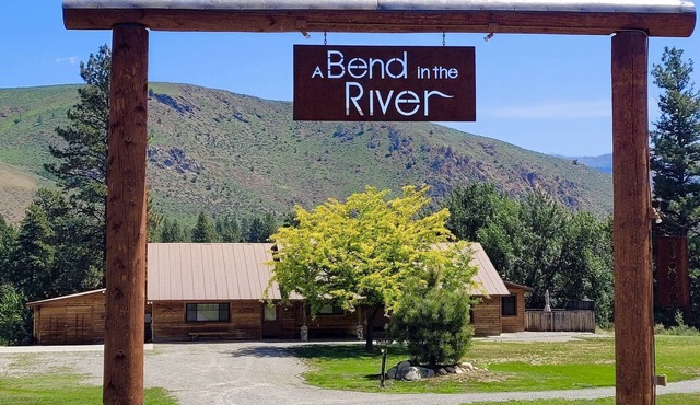 A Bend in The River Lodge-Main Floor Option, Dog Friendly, 4 Bedrooms, Sleeps 20