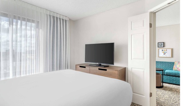 A Short Drive to the Institute of Texan Cultures! Pet & Family Friendly Studios!