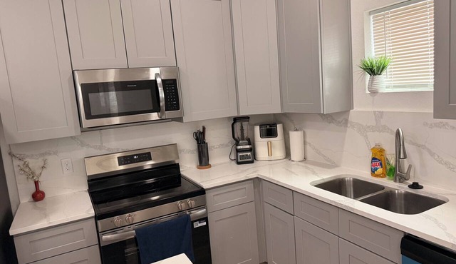Adorable 3-bedroom apartment with AC in vibrant Houston