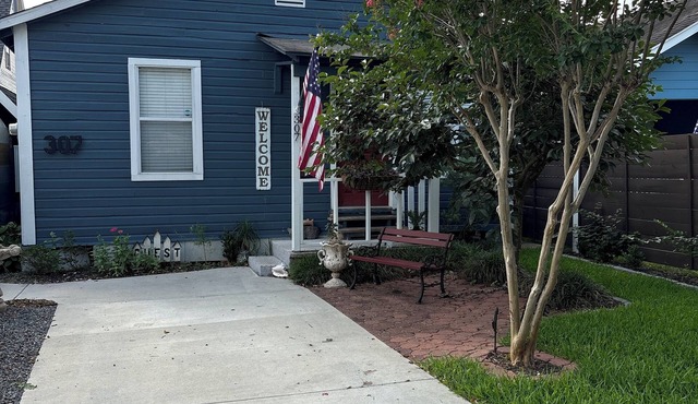 Adorable newly renovated bungalow. Walking distance to FIFA!
