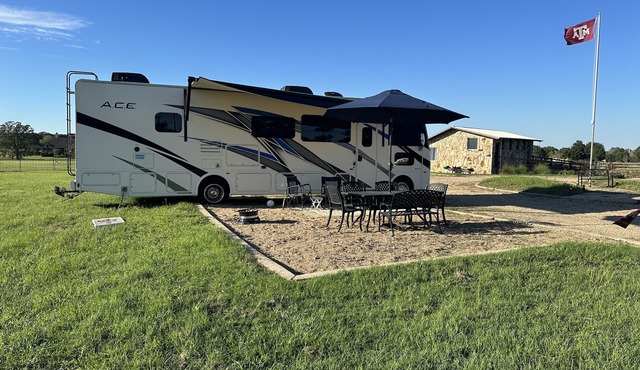 Aggieland Glamping! Cozy RV with modern comforts. Only minutes from campus.
