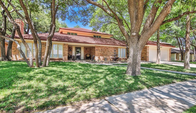 Amazing 4,500 sq ft 2-story home in King's Gate. Perfect for large groups!