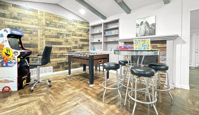 Amazing 5brm house with 2 kits, pool, fitness and game room, near i10 & Hospital