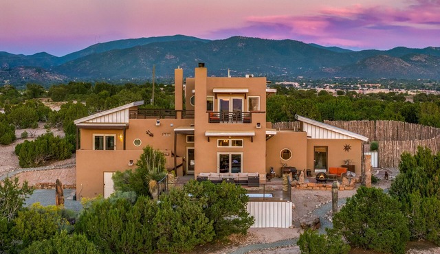 Amazing Casa between Meow Wolf and Plaza!