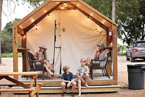 Amazing Safari Cabin along the Cibolo Creek, Marion, Texas
