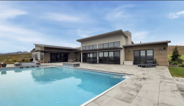 Amazing Views, massive Heated Pool, Hot Tub, Ultra Private, NO STAIRS, Rambler