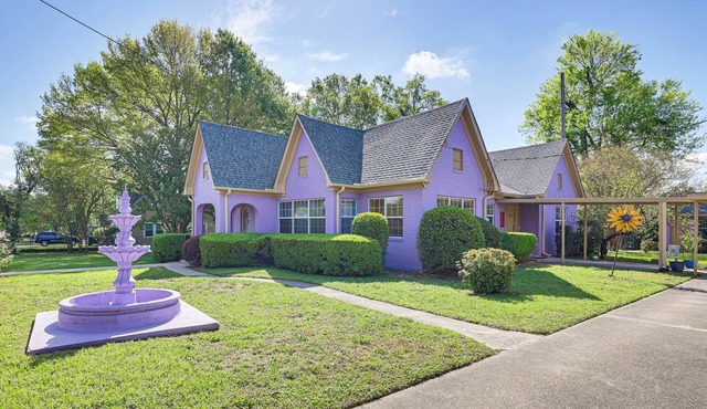 ‘Artists’ Nest’ Unique Home 2 Mi to Dtwn Longview!