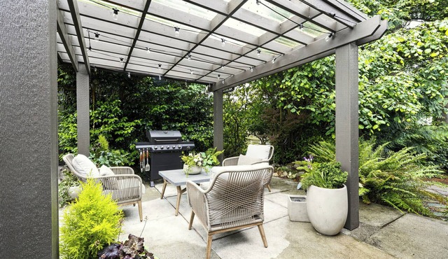 Atop Alki Bungalow with peaceful retreat