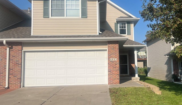 Attractive 3bedroom townhome in very desired S.East Lincoln neighborhood 🏠 ☺️