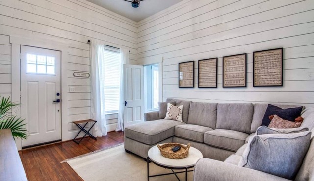 Aubrey Farmhouse 3BR | Sleeps 7, Near Winery