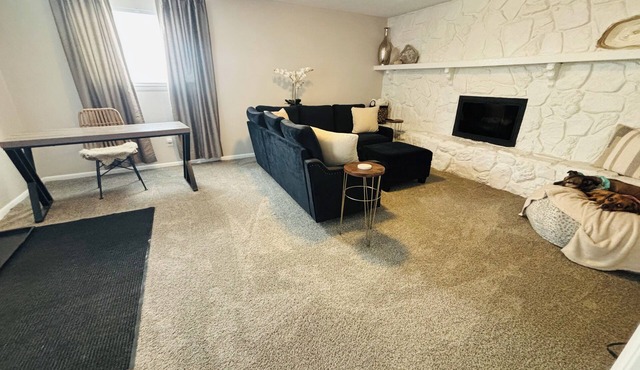 Aurora-Denver Charming 2-bedroom house w private gated outside space