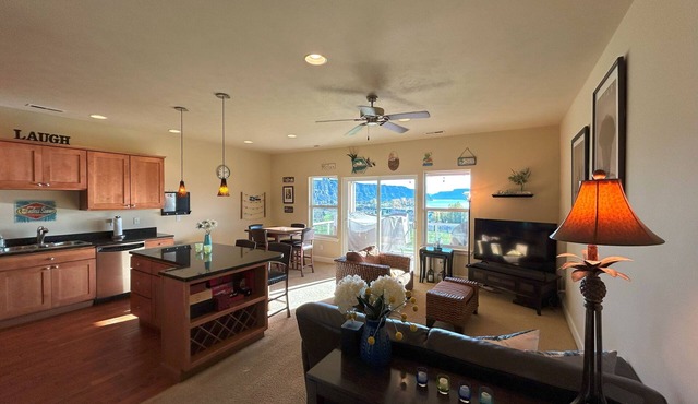 B15-Crescent Bar Condo near Pool/Hot Tub. Golf Course/Columbia River view.