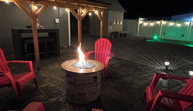 Backyard Hangout w/Firepit, Games, and Putting Green/Pet Friendly/Boat Parking