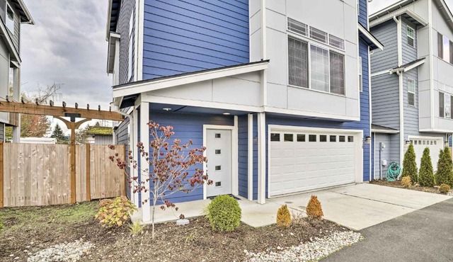 Balcony & Mtn Views! Newly Built Getaway in Monroe