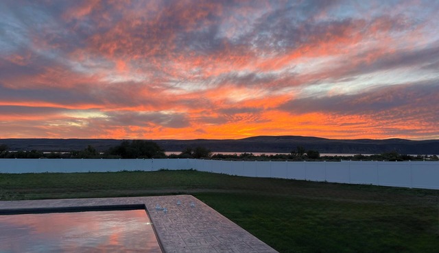 Banks Lake Retreat-Pool, Views & Lake Access.