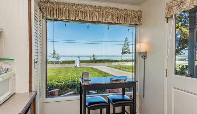 Bay View Room - King, Water view, Jetted tub