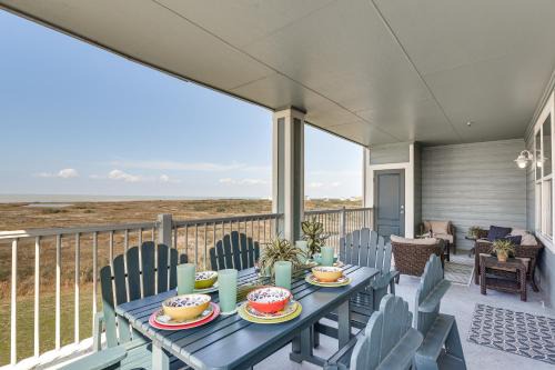 Beach + Pool Access: Resort Getaway in Galveston!