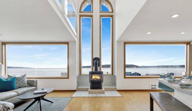Beachfront, Water & Mountain Views, Epic Deck on Whidbey Island!
