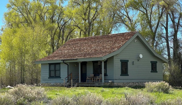 Beautiful 2-bedroom cabin on private 1200 acre ranch; wildlife, views, adventure