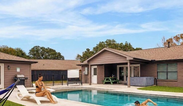 Beautiful 4Bd 3Ba Home with Pool, Hot Tub & Cinema