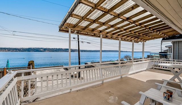 Beautiful Bayfront House w/WiFi, Beach Access, Bay/Mountain Views, & Fireplace
