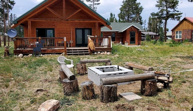 Beautiful Cabin with Fire Pit and Deck in Foxpark, Wyoming