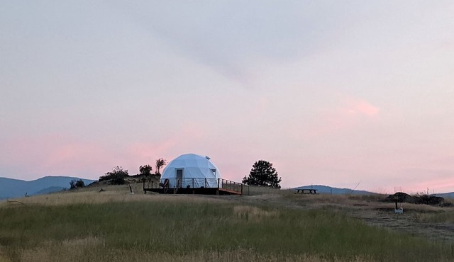 Beautiful Dome for a Romantic Glamping Escape with Breathtaking Views in Montana