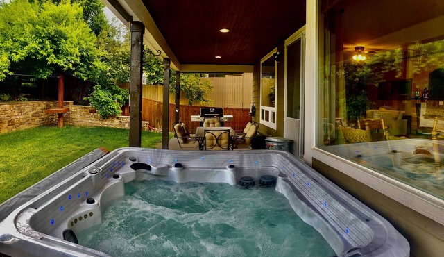 Beautiful Getaway Sleeps12 + Hot Tub + King Beds + Movie Room + Playground