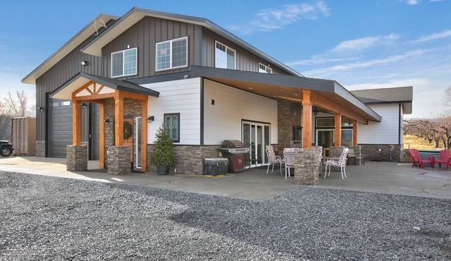 Beautiful Home surrounded by apple orchard. Quiet beautiful pond, outdoor living