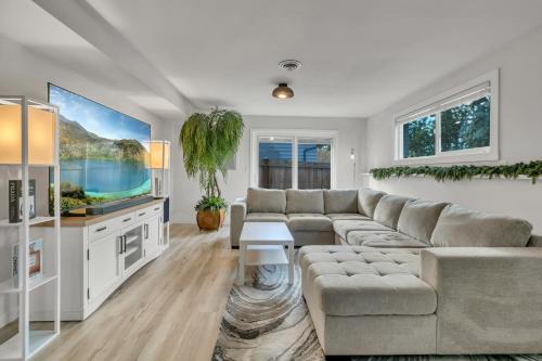 Beautiful Home with Hot Tub and Movie Room