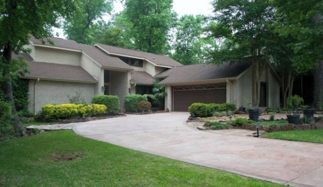 BEAUTIFUL, MODERN, RESORT STYLE HOME IN GATED, GOLF COMMUNITY ON LAKE CONROE