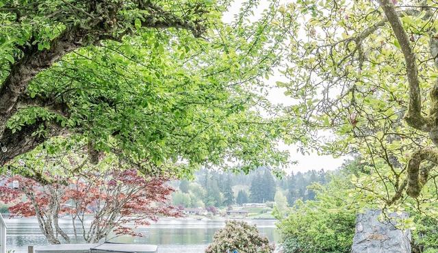 Beautiful Waterfront home sleeps 6! Outdoor fireplace, HOT TUB & a private yard!
