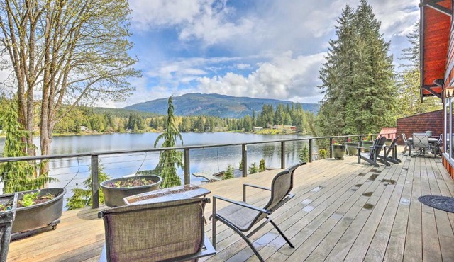 Bellingham Area Getaway on Lake with Hot Tub!