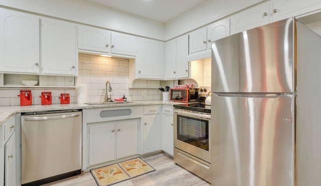Benbrook Vacation Rental w/Yard Near Fort Worth!