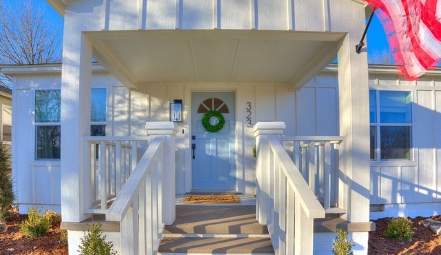 Benton Place - Cottage. WI-FI. Sleeps 4. Garage.