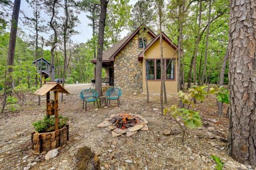 Blissful Broken Bow Studio: Fire Pit & Jacuzzi Tub in Broken Bow