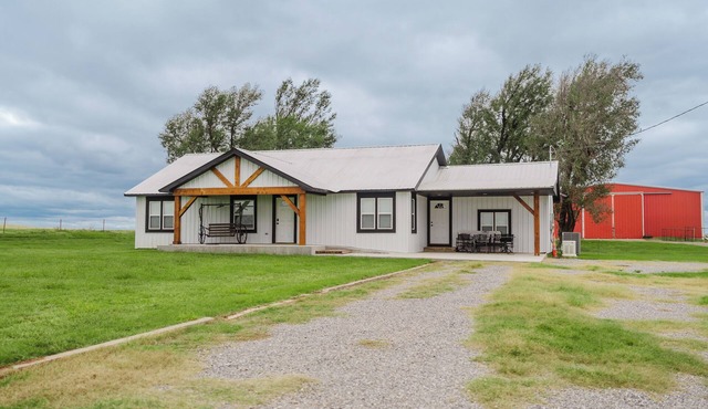 Blondies Lodge, Sleeps 10, Ranch Getaway Minutes from Elk City & Foss State Park
