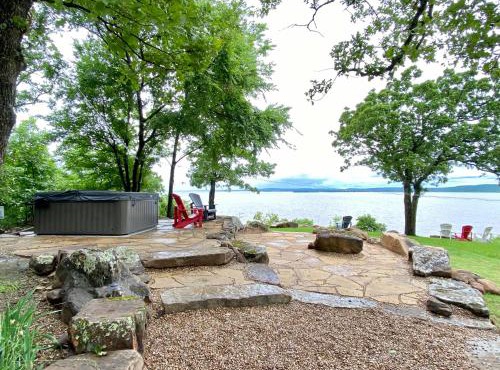 Blufftop Cabin Retreat Hot Tub and Fall Views!