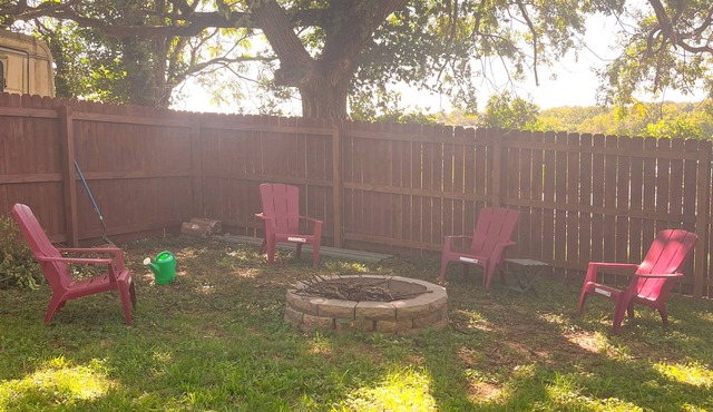 Boho 2 Bed 2 Bath w/Deck & Fire Pit - 4 Mins to Downtown - Kid & Dog Friendly in Springfield