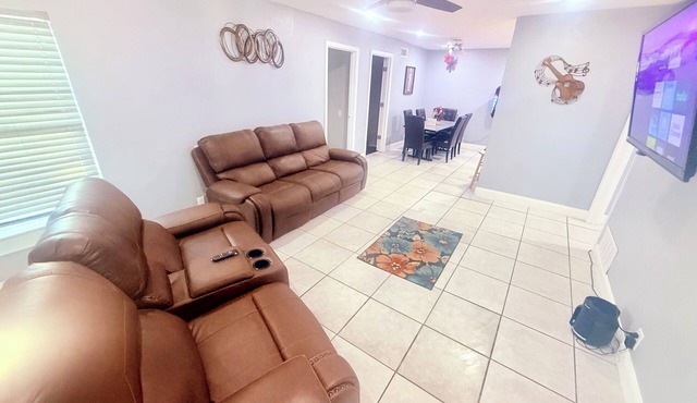 Book Now: 6BR Meadowbrook Stay Karaoke, Roku TVs & Group Getaway Vibes