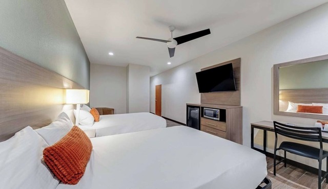 Book Your Stay: 3 Cozy Rooms w/Complimentary Breakfast & Parking in DT