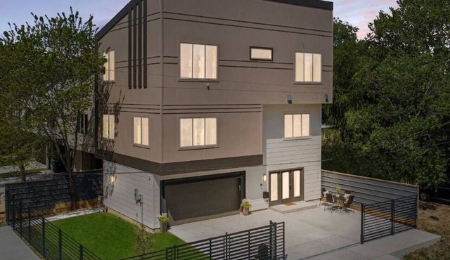 Both Units · Luxury Htx High-rise Hottest Ctrl Area + King Beds