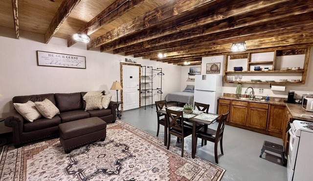 Brand New Guesthouse, Premium Furnishings, Sleeps 4, Full Kitchen, All Amenities