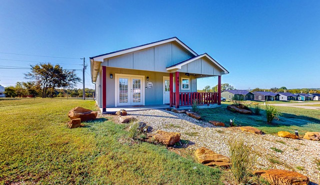 Brand-new Lake Eufaula home with firepit, front porch, grill, & W/D
