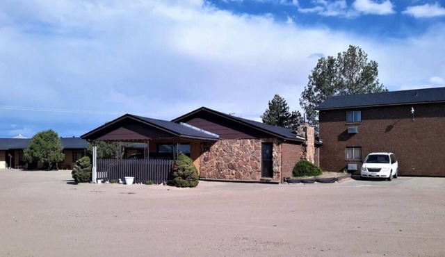 Breath of Fresh Air! 2 Convenient Units, Pets Allowed, Free Parking