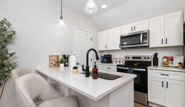 Bright 1-Bed Carriage Apartment with Garage Parking in Walkable Columbus Location