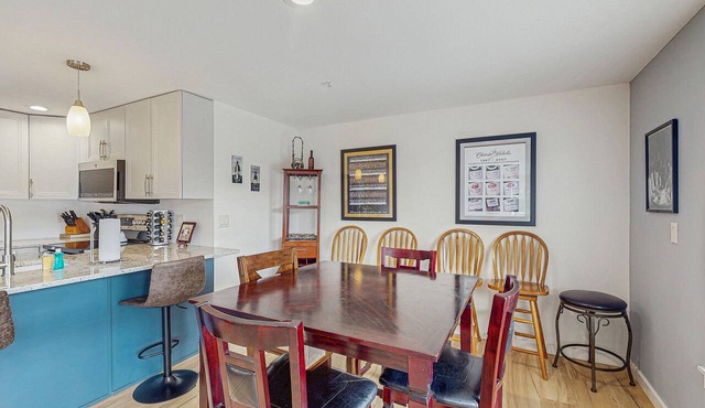 Bright condo with pool & hot tub - near downtown & lake