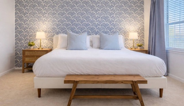 Bright & Cozy 2BR WORKERfriendly, Pool&Gym+KINGbed